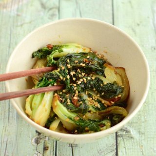 Pak Choi mit Erdnuss-Limette-Dressing & Reisnudeln