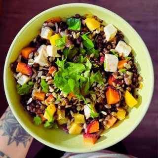 Belugalinsen-Möhrensalat mit Feta