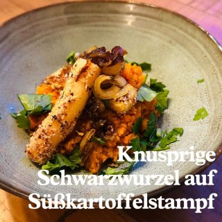 Knusprige Schwarzwurzeln auf Süßkartoffelstampf