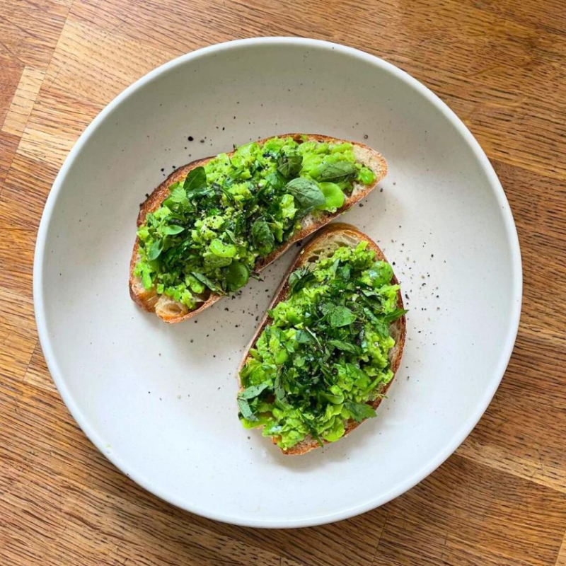 Dicke-Bohnen-Bruschetta mit Zitrone & Minze