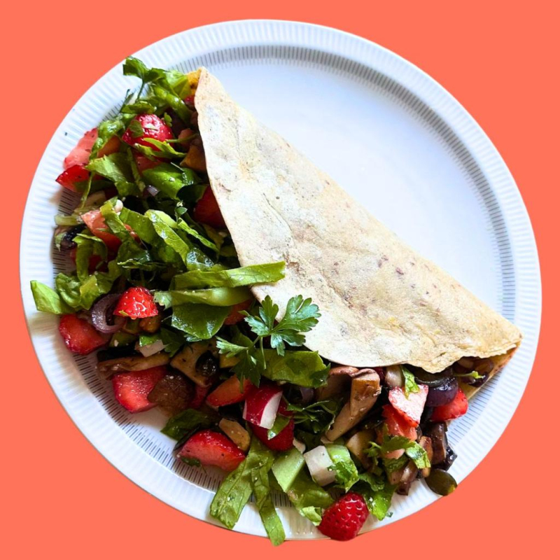 Buchweizen-Pfannkuchen mit Erdbeer-Rohkostsalat