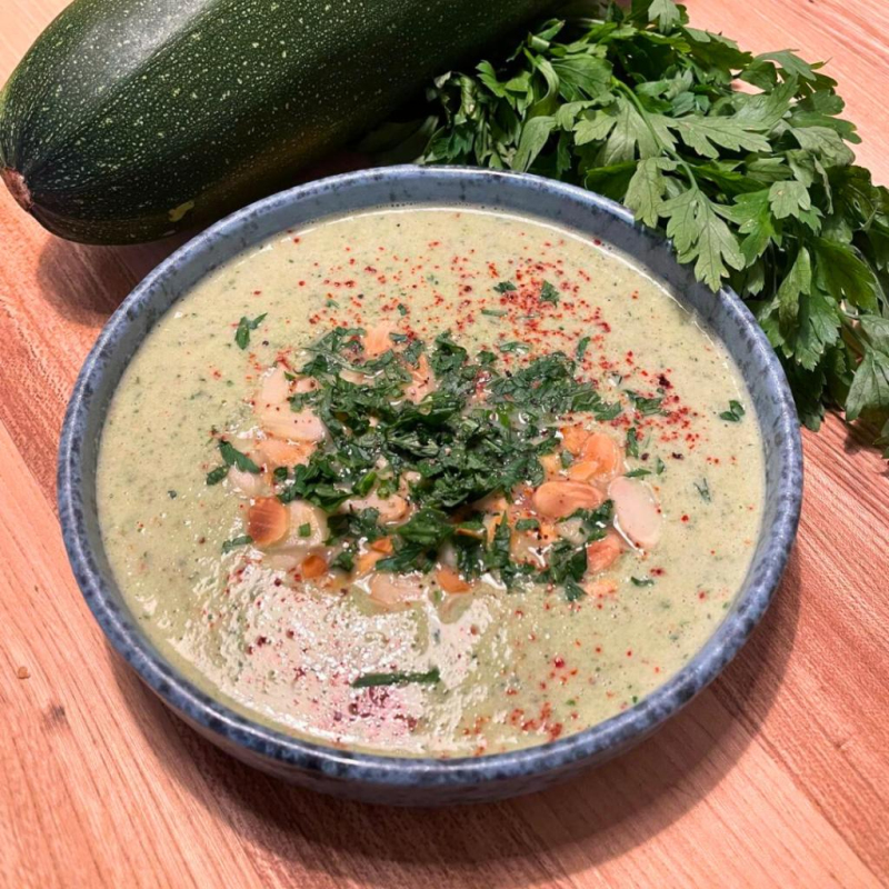 Kalte Zucchini-Suppe mit griechischem Joghurt