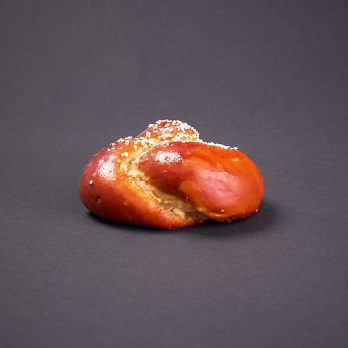 Laugen-Knoten mit Salz