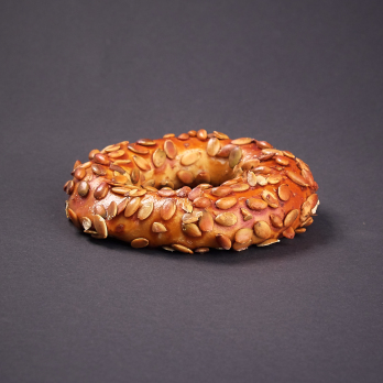 Laugen-Ring mit Kürbiskernen